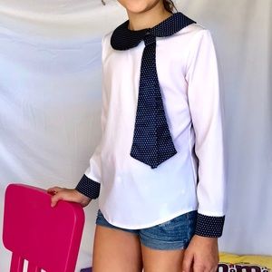 Beautiful girl’s blouse. Zips in back.